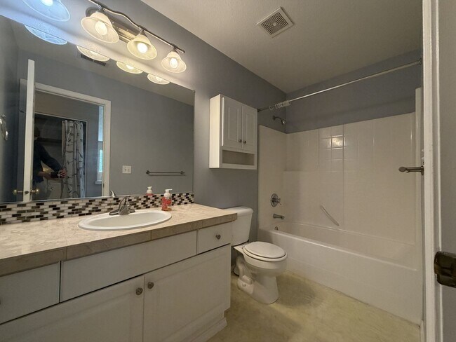 Building Photo - 5042 NE Schoeler Cir