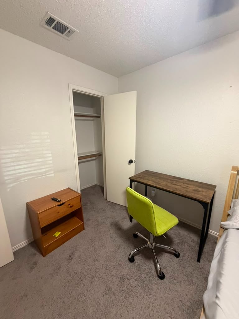 Building Photo - Room in House on Bandera St