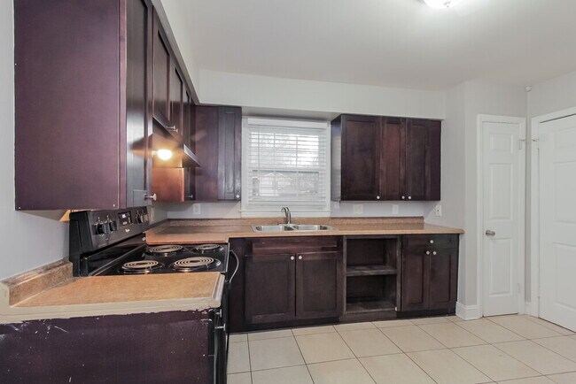 Building Photo - 528 W Arrowood Rd