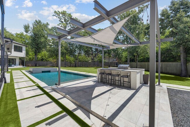 Building Photo - 12427 Pebblebrook Dr