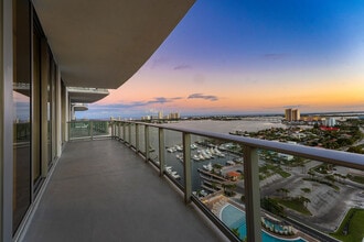 Building Photo - 220 Lake Shore Dr