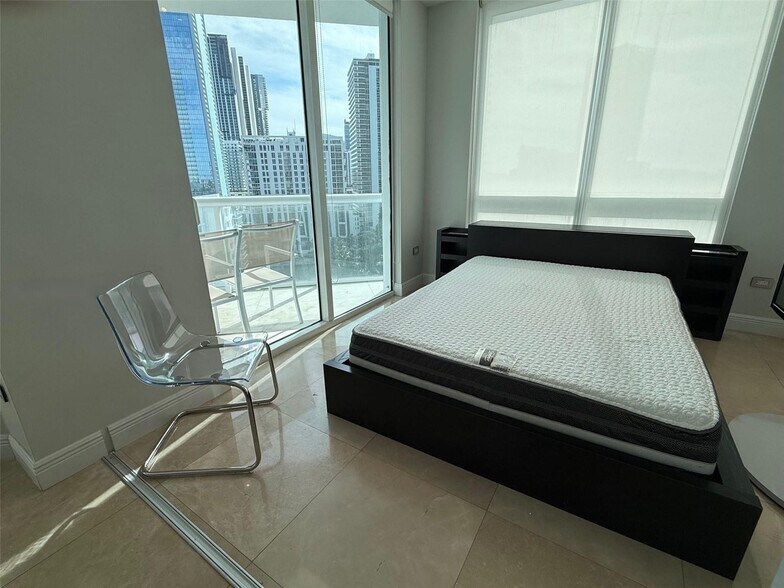 Building Photo - 480 NE 30th St