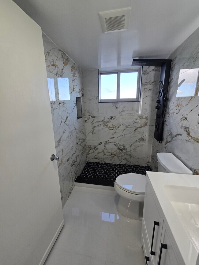 Building Photo - 1700 NW North River Dr