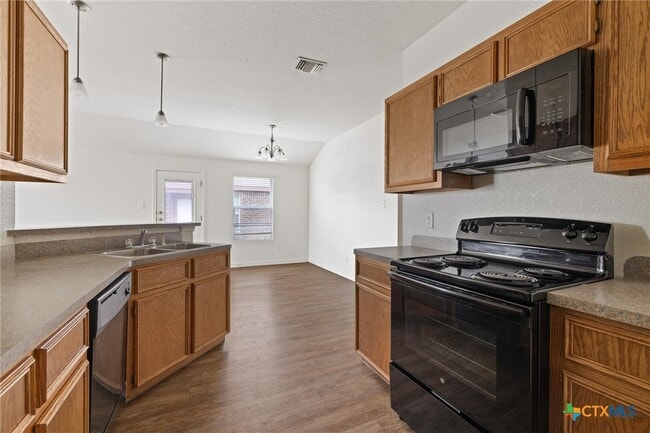 Building Photo - 903 Lasso Dr
