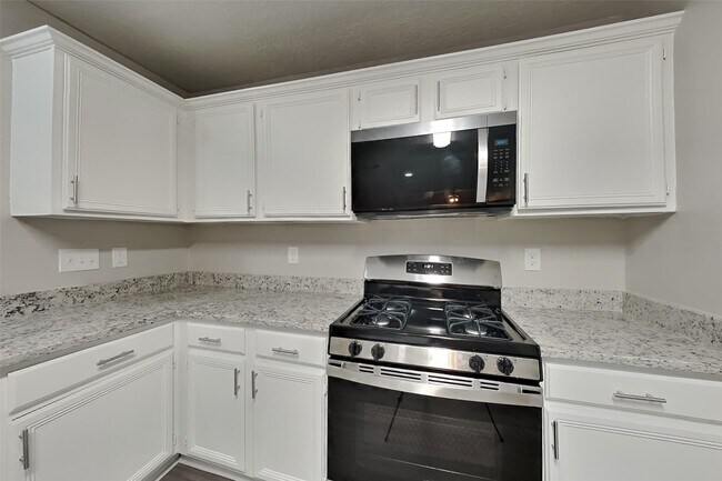 Building Photo - 20402 Avery Point Dr