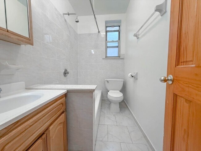 Building Photo - 707 W 171st St