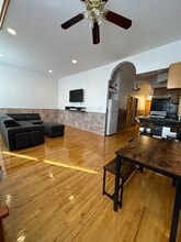 Building Photo - 1521 W Walton St