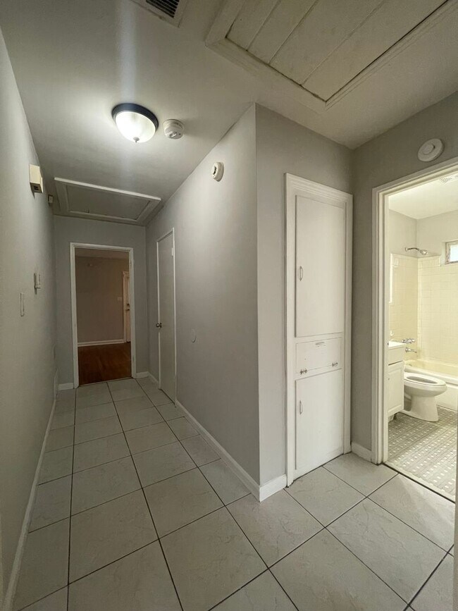 Building Photo - 916 Grenada Dr
