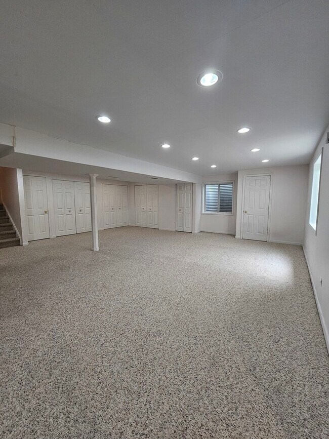 Building Photo - 420 Merry Oaks Rd
