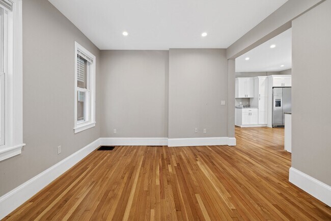 Building Photo - 921-923-923 E Broadway