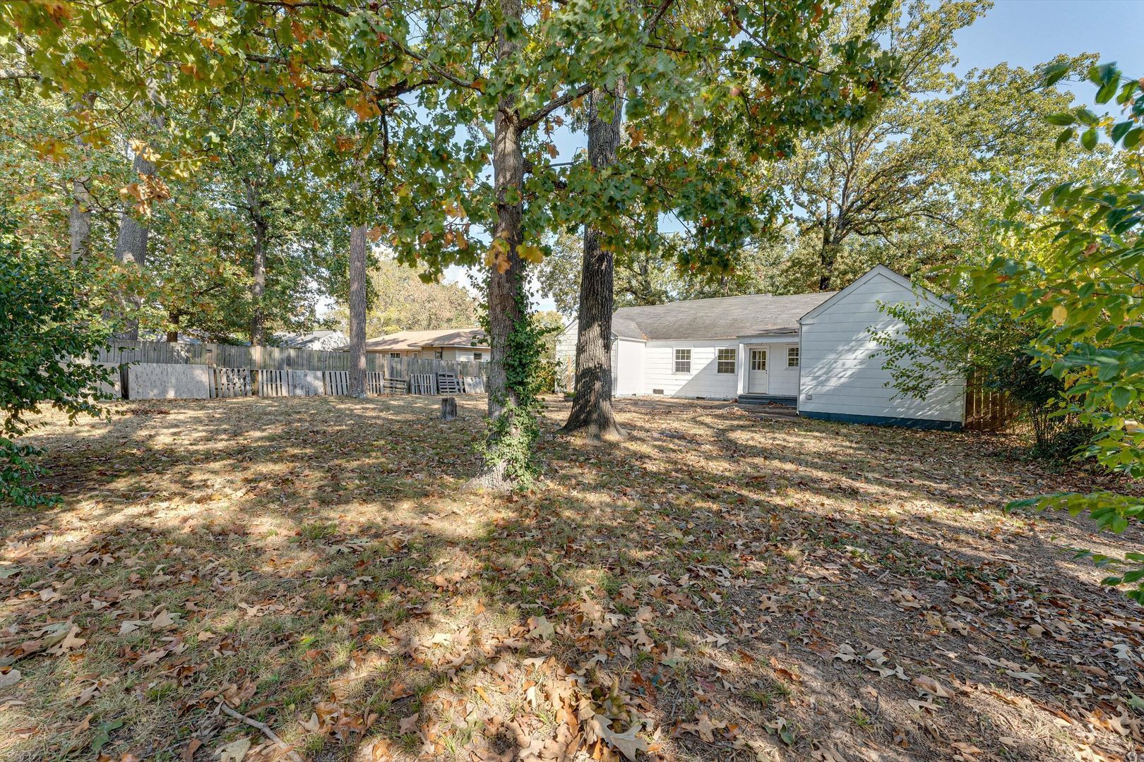 Building Photo - 4910 Golfview Dr