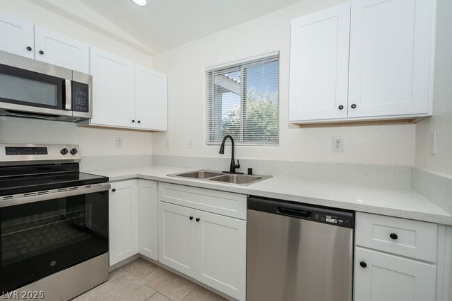 Building Photo - 2021 S Dandelion St