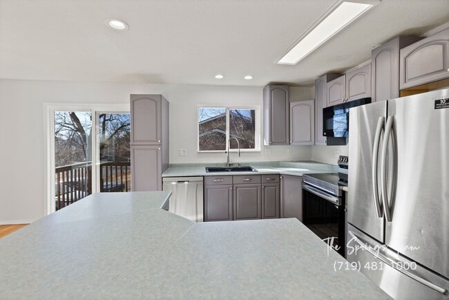 Building Photo - CHARMING 5BD/3BA NEAR FT CARSON - Deposit Waiver Available