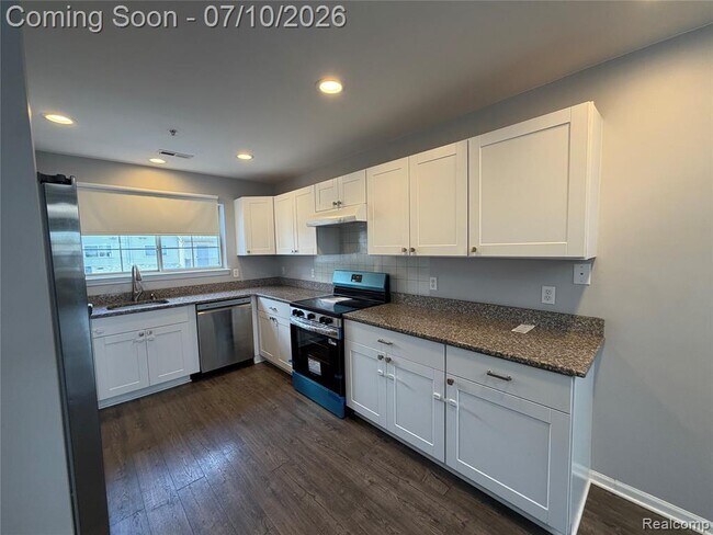 Building Photo - 29415 Glen Oaks Blvd E