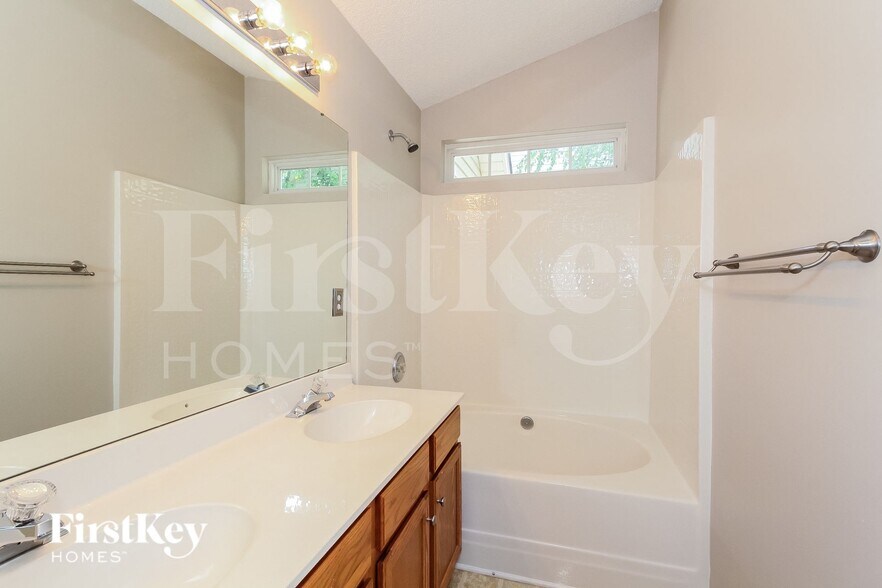 Building Photo - 11718 Black Maple Ave