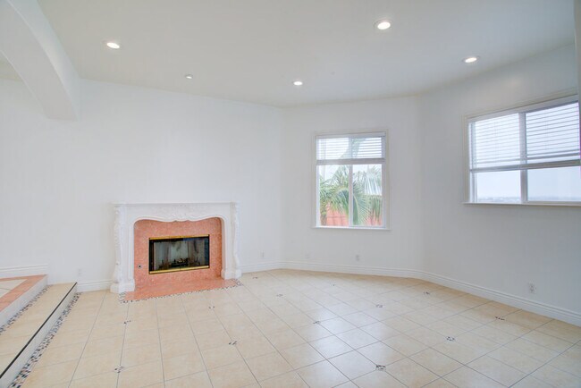 Building Photo - 4318 Mesa St