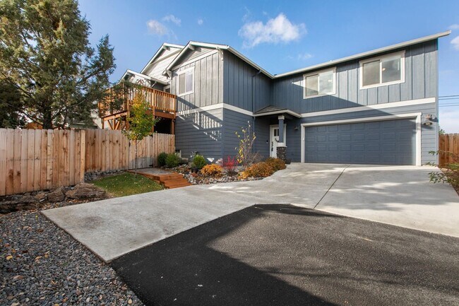 Bring the DOG! Beautiful Like New NE 4 Bd... - Bring the DOG!  Beautiful Like New NE 4 Bd...