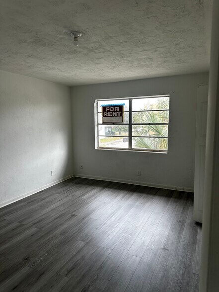 Building Photo - 1120 N Sapodilla Ave