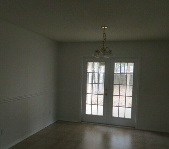 Building Photo - Easy access to shopping & interstate!