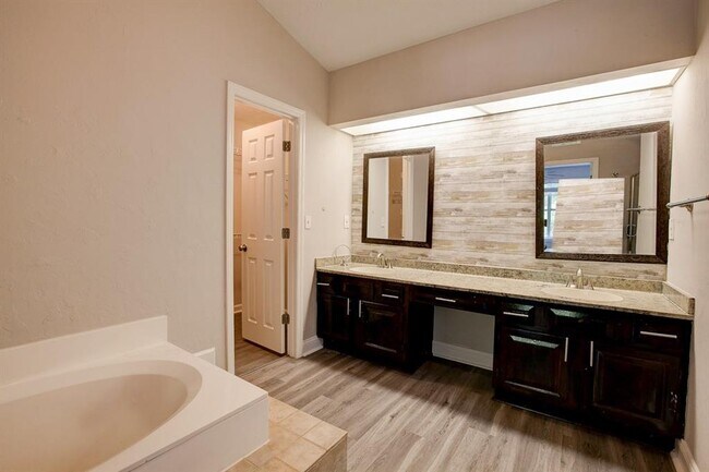 Building Photo - 4940 Tanners Spring Dr