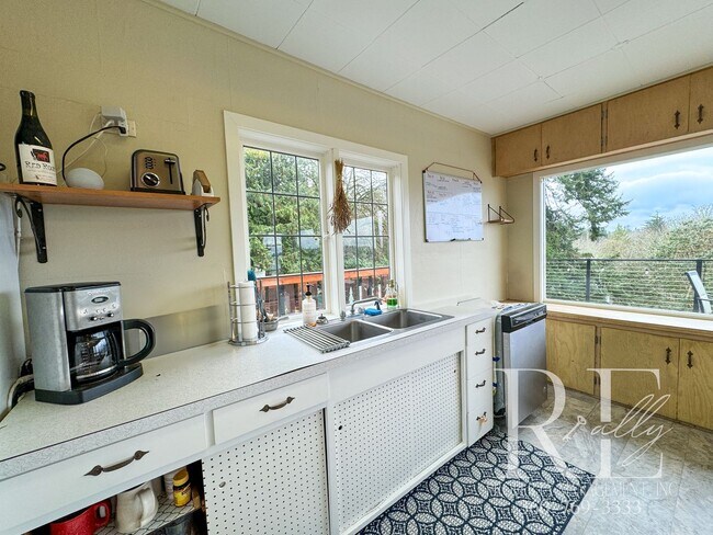 Building Photo - Charming Vintage Retreat with Stunning Views in Port Orchard