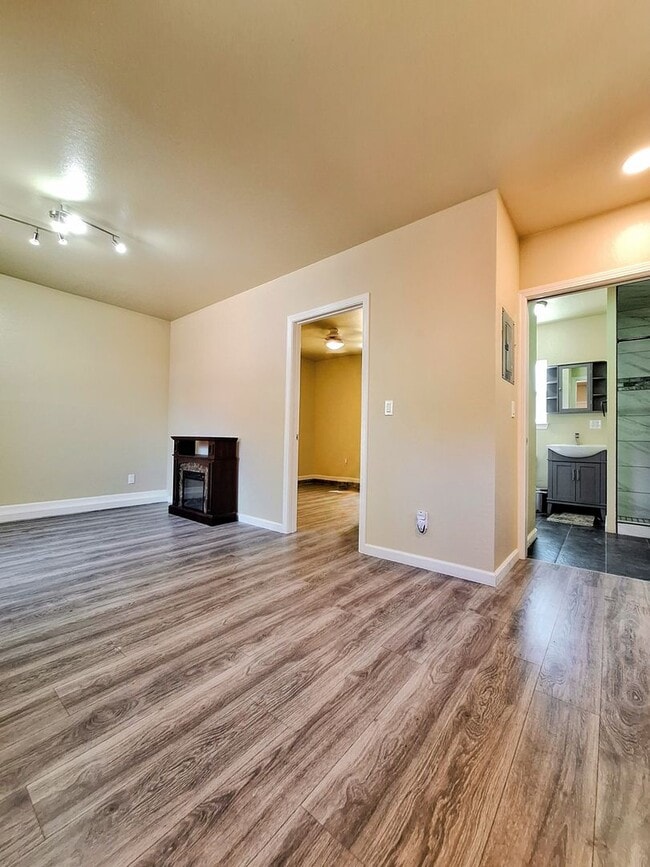 Building Photo - 682 S Genevieve Ln
