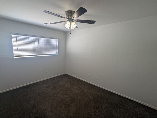 Building Photo - Single Story Home 4 bedroom + Enclosed pat...