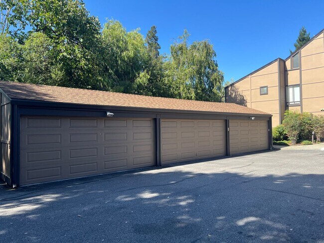 Building Photo - Upgraded 2 bed 2 bath condo in Mountain View. Must See!