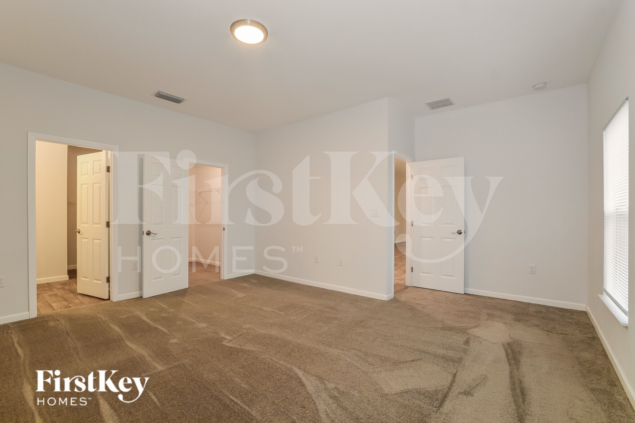 Building Photo - 1050 E Lombardy Dr