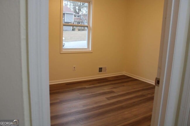 Building Photo - 135 Omega Dr