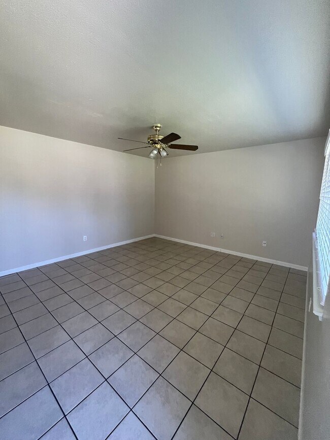 Building Photo - 4 Bed with Pool!