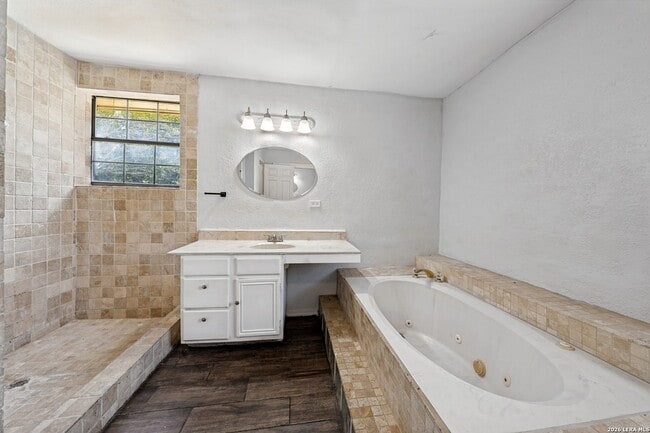 Building Photo - 5230 Ebony Dr