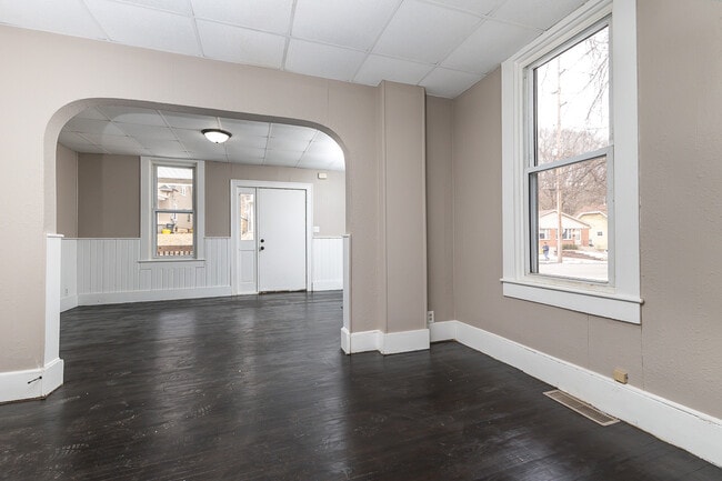 Building Photo - 910 W Locust St