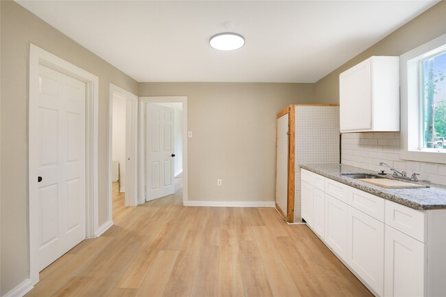 Building Photo - 5313 Firnat St