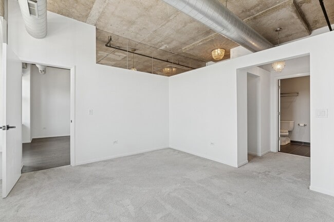 Building Photo - 6 S Laflin St