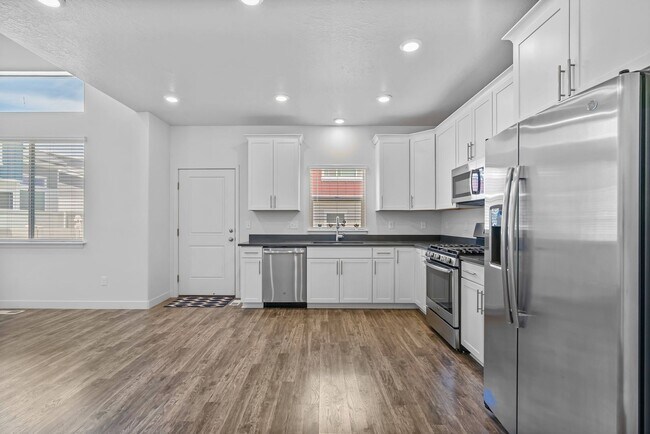 Building Photo - Stunning Row End Townhome In Great Location!