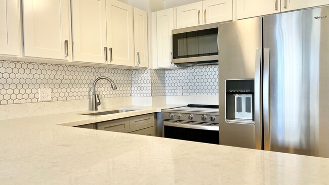 Building Photo - BEAUTIFULLY RENOVATED 1 BEDROOM UNIT IN DO...