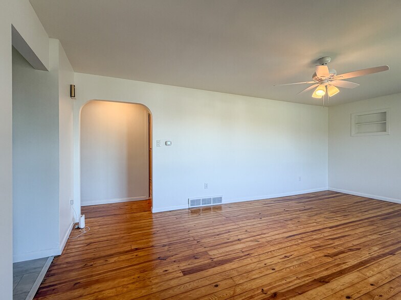 Building Photo - 3928 Oregon Pike