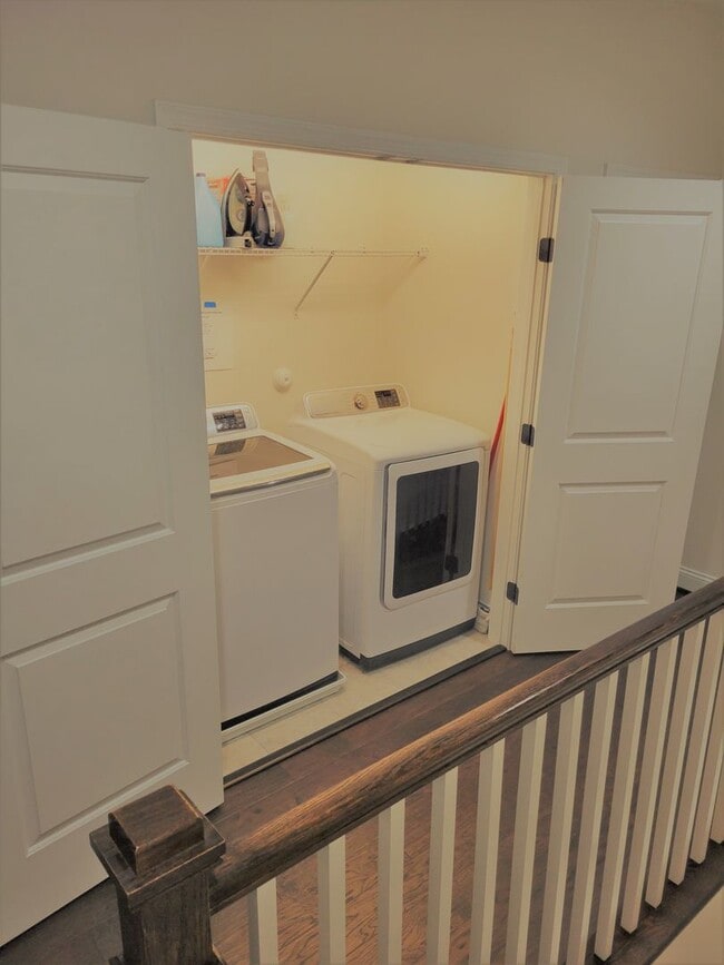 Building Photo - Stunning 4 bedroom 3.5 bath townhome locat...