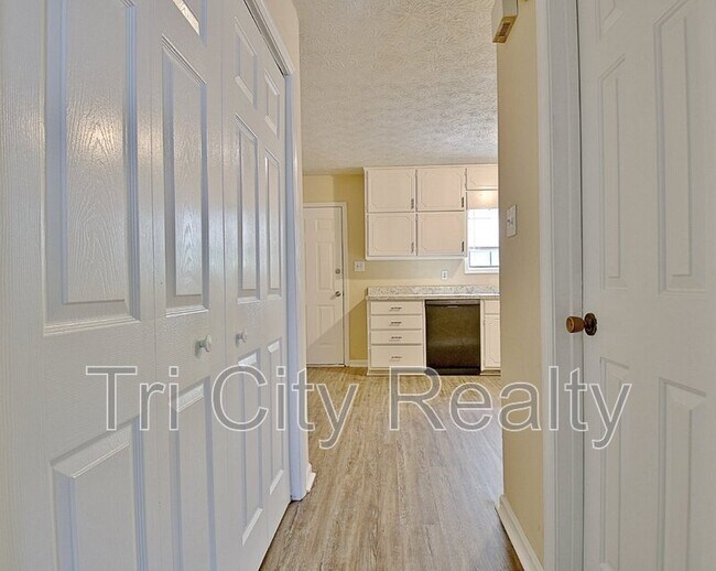 Building Photo - 220 Meadowbrook Ct