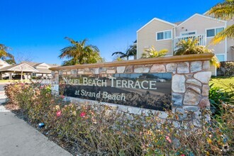 Building Photo - Ocean Views, Fully Remodeled Kitchen,Iconi...