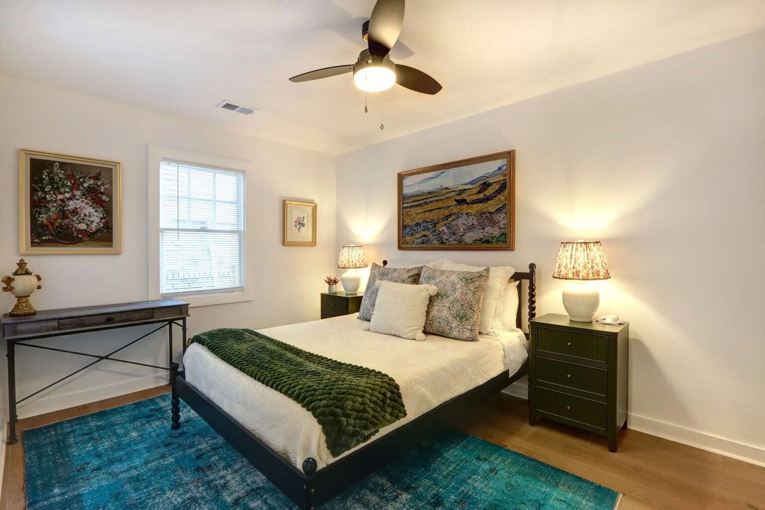 Building Photo - 306 E Victory Dr