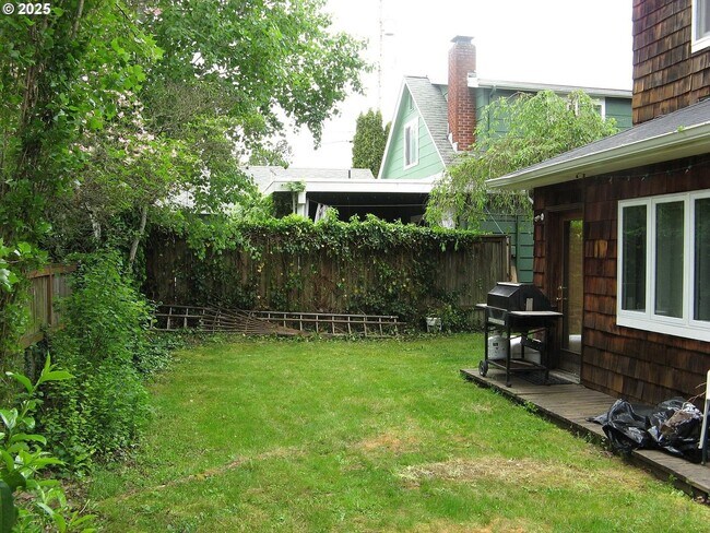 Building Photo - Large 6 Bedroom Close to UofO Campus