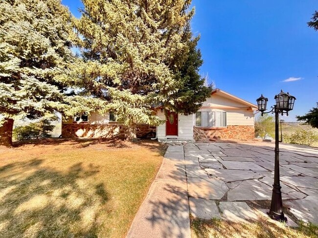 Building Photo - Gorgeous Private Home with Views!
