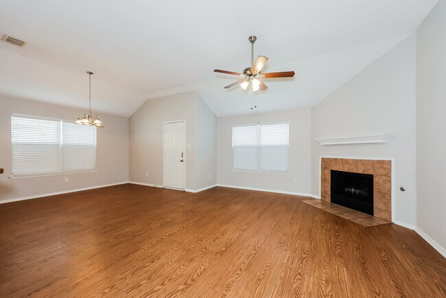 Building Photo - 3020 Meadowbrook Dr