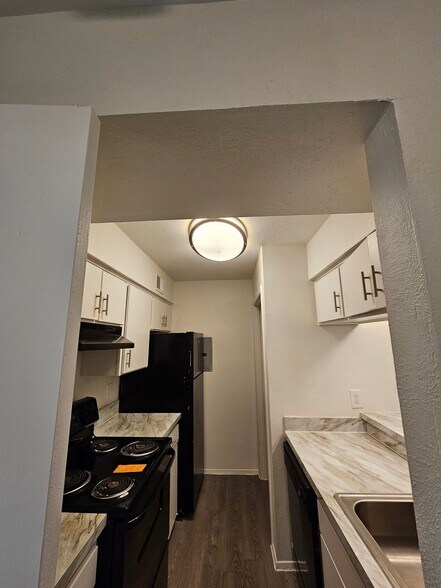 Building Photo - 8225 Calmont Ave