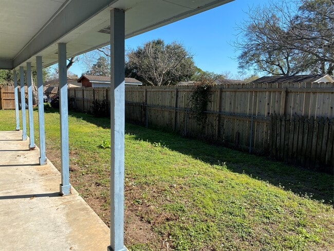 Building Photo - 301 Jansen Dr