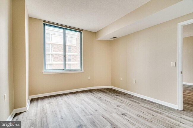 Building Photo - 851 N Glebe Rd