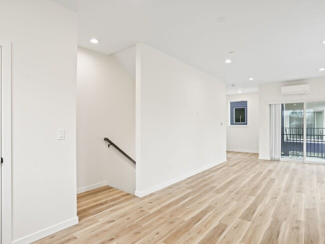 Building Photo - Vancouver Townhouses - Get 1 Month Free!