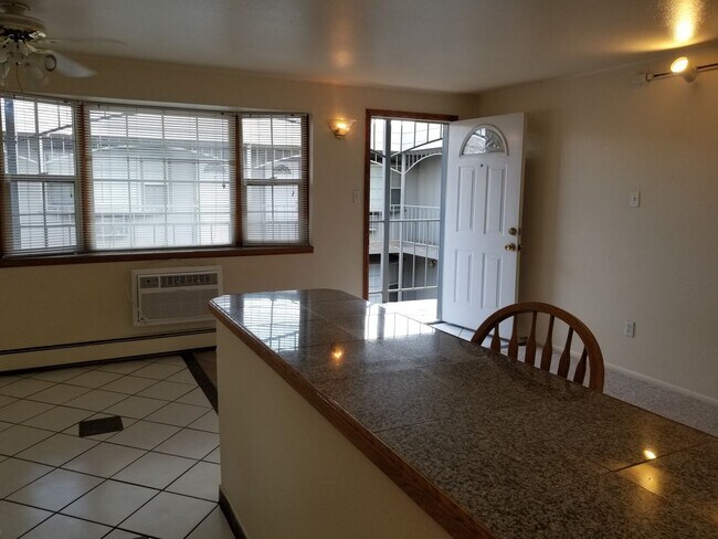 Building Photo - RENT SPECIAL! 1 BD on the TOP FLOOR. Cats ...